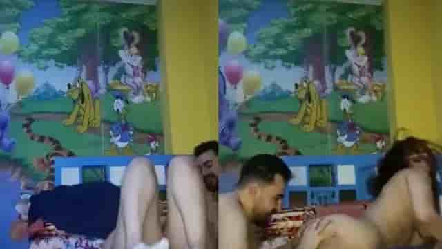 فيلم سكس مثير بين كابل مصري رايق علي السرير في غرفة نومها