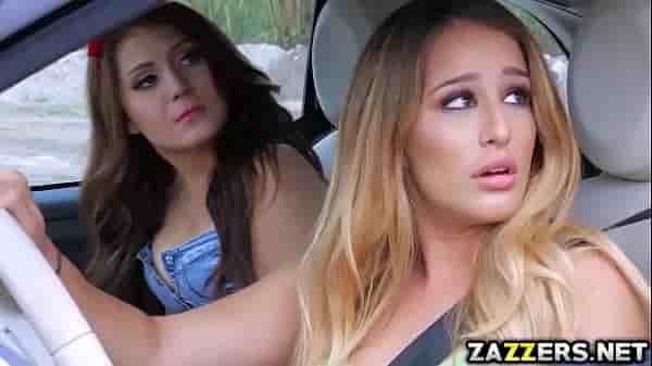 بنت هايجة تعمل سكس مع راجل غريب قدام صاحبتها في منطقة فاضية
