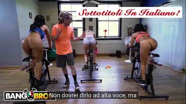 Sleazy trainer sex, he fucks a big-ass MILF at the gym and she takes it
