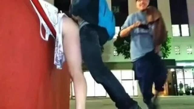 سكس في الشارع مع لاجيء افريقي ينيك بنت تركية